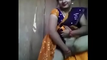 tamil aunty stripe saree Indian housmaid boobs press